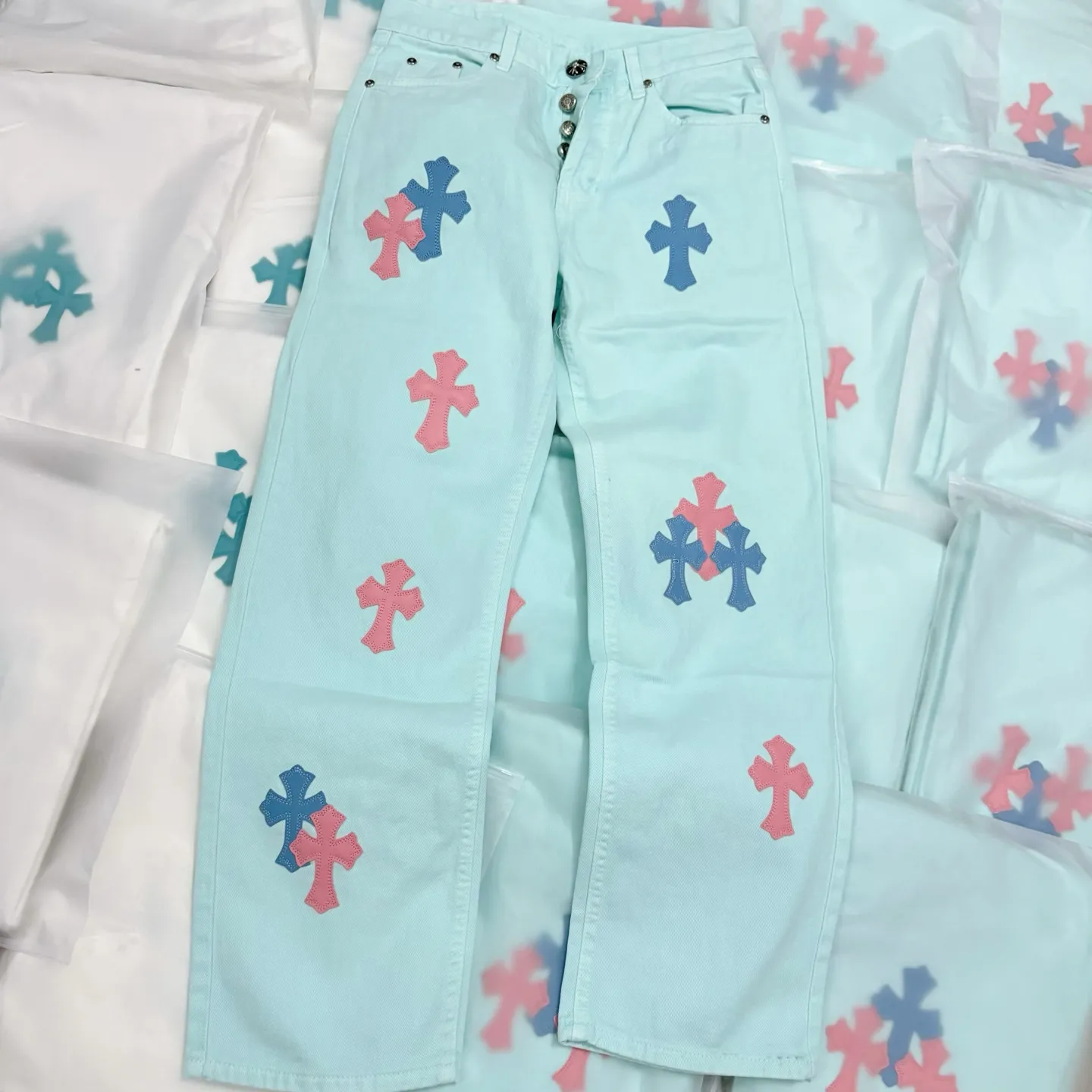 P260 Style number: D414 Chrome hearts CH grams new classic cross patch leather jeans Size: s-xl (28 30 32 34) Color: light green pink leather Size reference 28 pants length 100 waist circumference 72 30 pants length 101 waist circumference 76 32 pants length 103 waist circumference 80 34 pants length 104 waist circumference 84